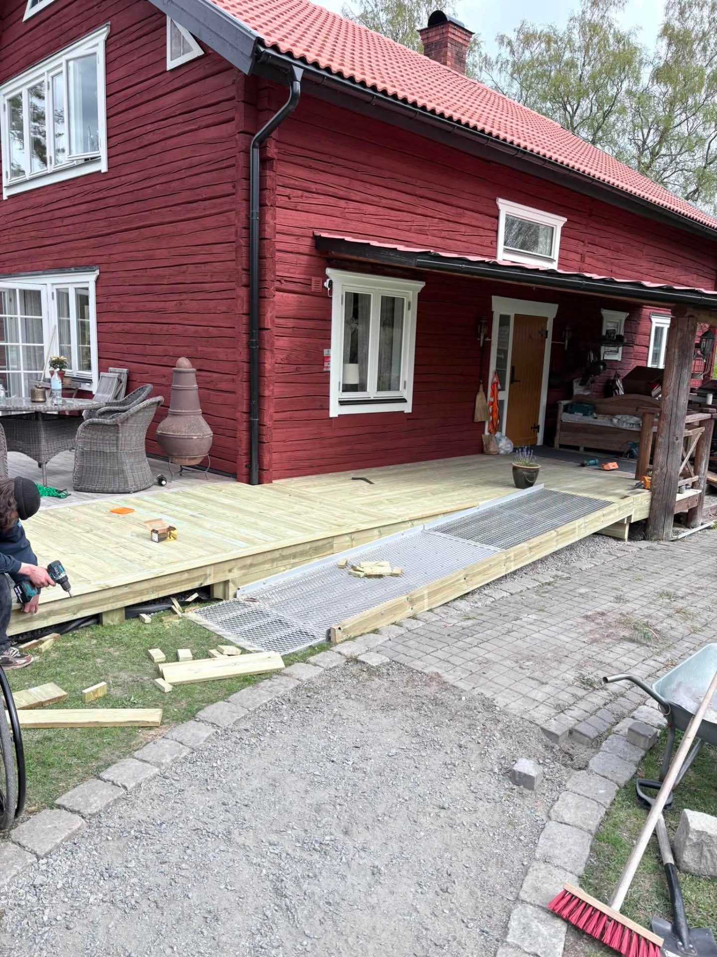 Terrasse ved det røde huset